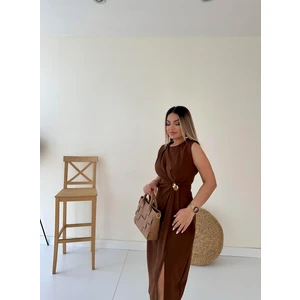 Broş Detaylı Yırtmaçlı Midi Şık Elbise Kahverengi