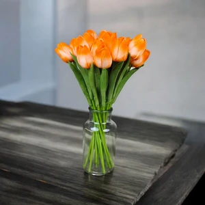Gerçekçi Islak Dokulu Turuncu Lale Buketi – 10’lu Premium Dekoratif Aranjman