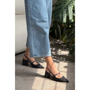 Nişantaşı Shoes Retro Beyaz Kilim Kemer Detay Sivri Burun Kadın Topuklu Ayakkabı