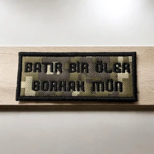 Kamuflaj Desen Kahraman Bir Ölür, Korkak Bin - 10X4 cm