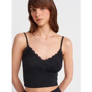 21017 Dantel Detaylı Top-Siyah