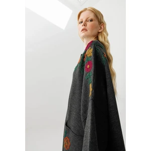 Kadın Dik Yaka Omzu ve Cebi Işlemeli Fermuarlı Panço K.füme