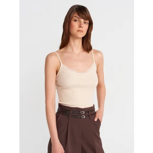 21015 Dantel Detaylı Top-Bej