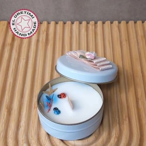 Uretti - Ayşe 7362 9687 El Yapımı Vanilya Kokulu Metal Kutuda Mum - 3 x 7 cm