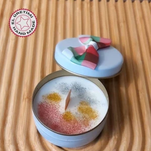 Uretti - Ayşe 7362 2654 El Yapımı Amber Çiçeği Kokulu Metal Kutuda Mum - 3 x 7 cm