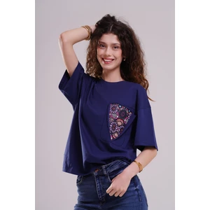 Kadın Lacivert Oversize T-Shirt – Etnik Desenli Renkli Cep Detaylı