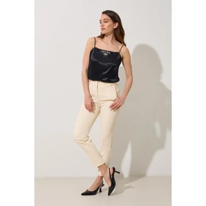 Krem Cep Detaylı Tam Kalıp Pantolon