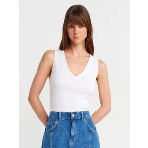 21080 V Yaka Kolsuz Top-Beyaz