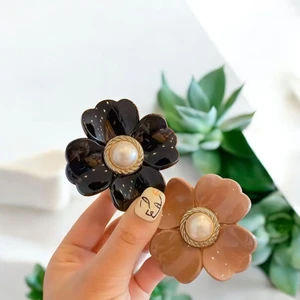 Marchen Collection Kadın ,genç Incili Açelya Çiçeği Karamel ,siyah ,krem Renklerde Mandal Toka  3'lü