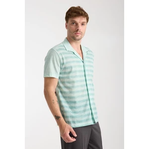 Yeşil Beyaz Çizgili Erkek Kısa Kollu Yazlık Gömlek – Düğmeli, Açık Yaka, Rahat Kalıp