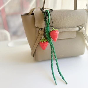 Çilekli Çanta Aksesuarı