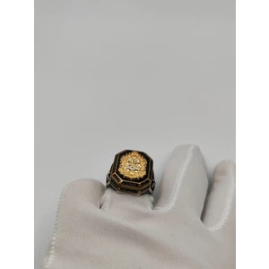 Aslan Figurlu Yankolları Onıls Taşlı  Erkek Yüzüğü 23 mm 925 Ayar Gümüş Yüzük