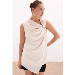 Tek Omuz Aksesuarlı Bluz - Bej