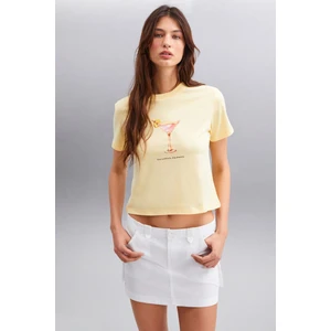 Ivonne Kadın Cocktail Baskı Desenli Kısa Kollu Organik Pamuklu Bisiklet Yaka Crop Sarı T-shirt