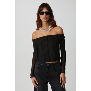 Nerys Kadın Straplez Yaka Omuzları Açık Uzun Kollu Slim Fit Siyah Bluz