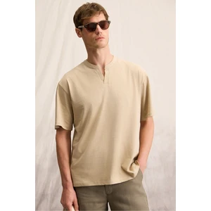 BRUCNATO Erkek Hakim Yaka Düğmesiz Kısa Patlı Kısa Kollu Relaxed Fit Bej T-Shirt