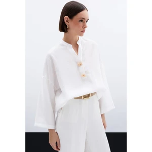 Çiçek Aksesuarlı Keten Bluz - Ekru