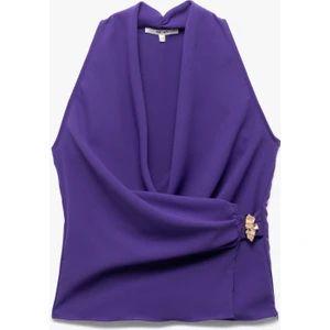 Krep Kumaş Aksesuar Detaylı Kruvaze Kolsuz Bluz