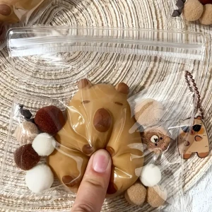 Capybara Squishy Oyuncak Taba Sukuşi Kapibara (Rozet Hediyeli) Sıkma Oyuncağı, Uzayan Stress