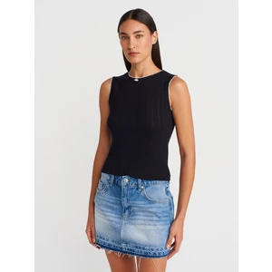 31835 Gül Detaylı Kolsuz Top-Siyah