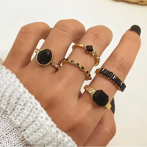 Noir Gold Altın Renkli Kristal Siyah Taşlı Şık Modern Bohem 5 Parça 5'li Yüzük Seti
