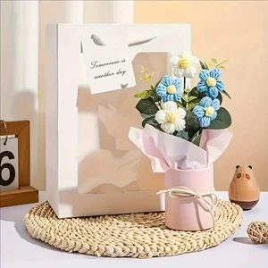 El Yapımı Örgü Buketi Pembe Vazo ile - 5 Örgü Çiçeği, Peluş, ve Dekoratif Kurdele Dahil 20 cm