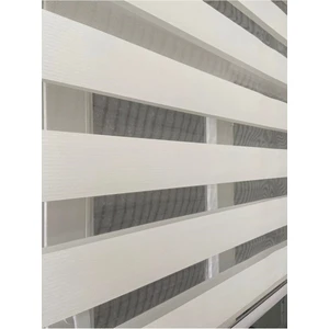 Beyaz Geniş Pliseli Zebra Stor Perde Eteği Dilimli (Alüminyum Kasa+Metal Ayak