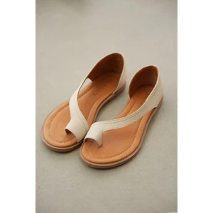 Herby Asimetrik Kesim Parmak Arası Hakiki Deri Kadın Sandalet- Ekru