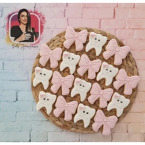 Tatlı Armağanlar Bebeğinize Özel Isimli Diş ve Fiyonk Model Butik Kurabiye - 20 Adet