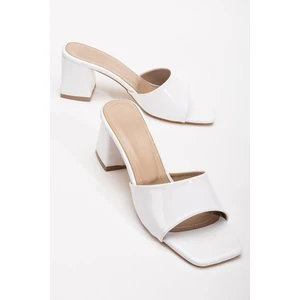 Rugan ve Düz Tekbant Beyaz Rugan Kadın Topuklu Terlik