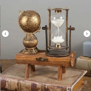 Kişiye Öze Ahşap Ayaklı Dekoratif Kum Saati ve Dünya Biblo Seti