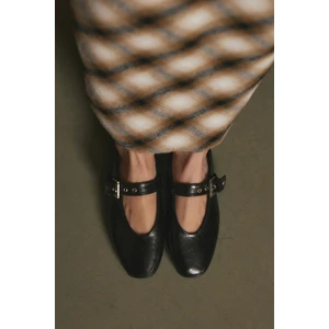 Babet 2503 - Gümüş Toka Detaylı Siyah Kadın Babet