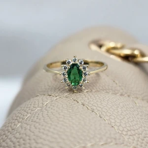 Fasek Gold Gümüş Yüzük - 1.05Karat Zümrüt Yeşili 0.30Karat Swarovski Taşlı Vintage Tasarım 925 Ayar Gümüş Yüzük