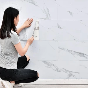 Renkli Duvarlar 60 x 30 cm Shiny Net Gri Mermer Desenli Yapışkanlı Karavan Prefabrik Banyo Wc Duvar Kaplama Paneli