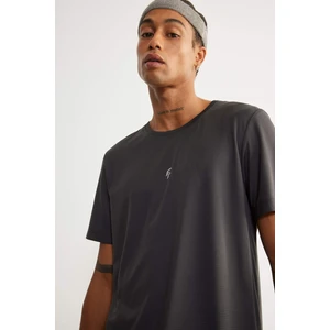 DeFactoFit Hızlı Kuruyan Slim Fit Dar Kesim Bisiklet Yaka Baskılı Sporcu Kısa Kollu Tişört V2887AZ25SP