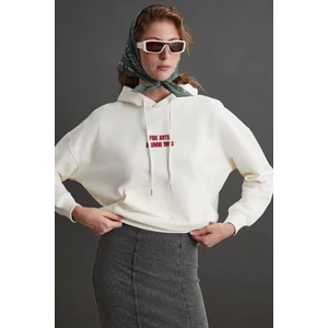 Dayelın Kadın Nakış Detaylı Organik Pamuk Regular Kapüşonlu Kanguru Cepli Ekru Sweatshirt