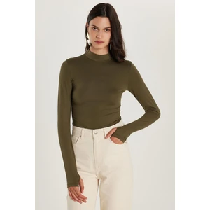 Kadın Regular Fit Klasik Kesim Viskon Kumaş Balıkçı Yaka Haki Bluz 