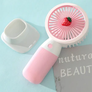 Çilek Figürlü Şarjlı El Fanı - Standlı Taşınabilir Şarj Edilebilir Soğutucu Mini Masa Fanı Pembe