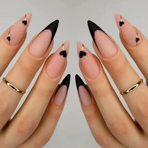 Tips Art Mat Siyah Kalp Desenli French Badem 24’lü Takma Tırnak Seti ve Zararsız Bant Yapıştırıcı