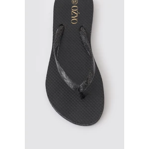 Bayan Parmak Arası Terlik Kauçuk Malzeme ile Düz Topuklu Siyah Simli Tasarım