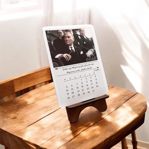 2026 Takvim - Mustafa Kemal Atatürk Fotoğraflı Standlı Masaüstü Takvim- Ahşap Telefon Tutucu