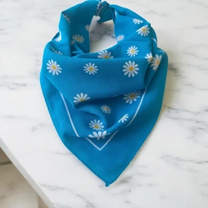 Kadın Mavi Renk Içerisinde Beyaz Papatya Desenli %100 Koton Bandana