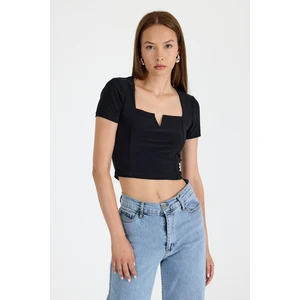 Siyah Kare Yaka V Kesim Detaylı Crop Bluz 10432
