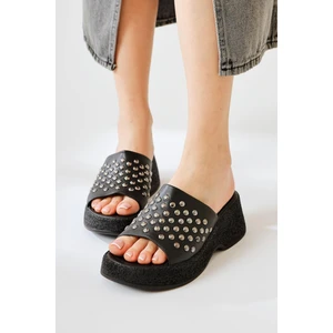 Fenthe Siyah Zımba Detaylı Kalın Tabanlı Terlik