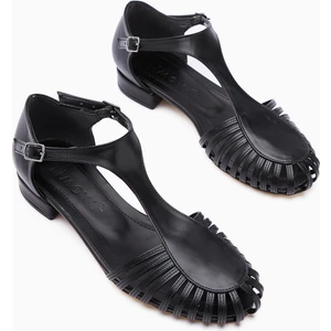 Jonna Siyah Önü Kapalı Tokalı Kadın Sandalet