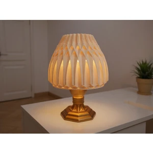 Suma El Yapımı Abajur – Gold Reçine Gövde, Ekru Geometrik Şapka | Modern Retro Tasarım