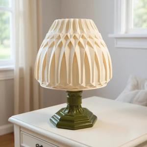 Suma El Yapımı Abajur – Yeşil Reçine Gövde, Ekru Geometrik Şapka | Modern Retro Tasarım