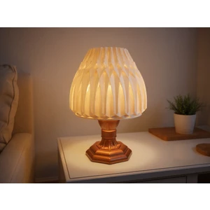 Suma El Yapımı Abajur – Bakır Reçine Gövde, Ekru Geometrik Şapka | Modern Retro Tasarım