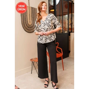 Lupinn Siyah Beyaz Yaprak Desenli V Yaka Şık Kadın Bluz Günlük Ofis Kombini