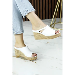 Erkan Saçmacı Drusilla Beyaz Hakiki Deri Önü Açık Kesik Detaylı Mantar Taban Görünümlü Dolgu Topuklu Terlik